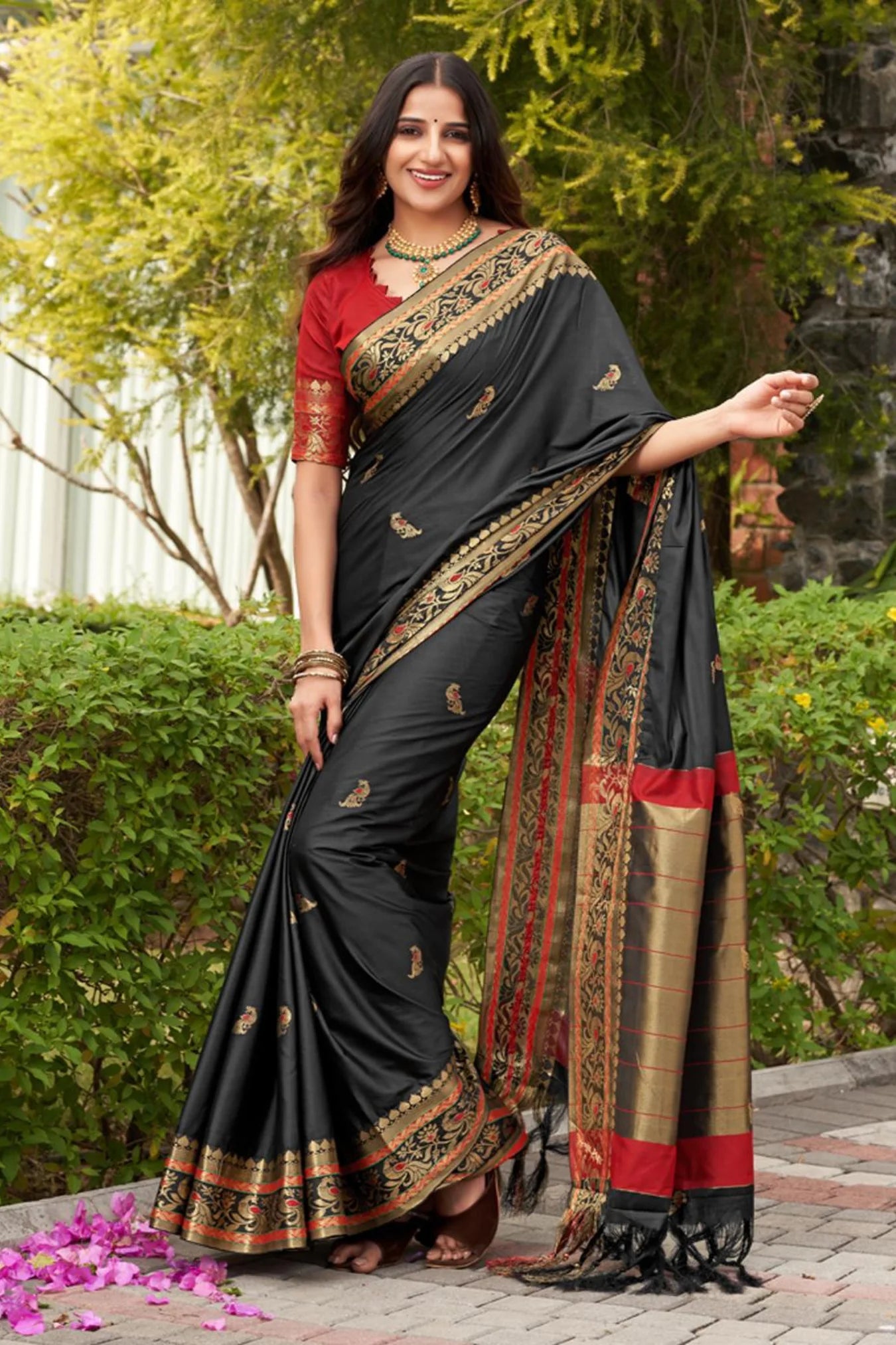 Attractive Contrast Border Black Colour Kanjivaram Silk Saree